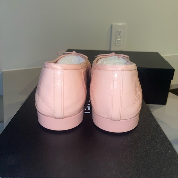 CHANEL crumbled calfskin patent cc cap toe ballerina flats light pink and black - Picture 4 of 7
